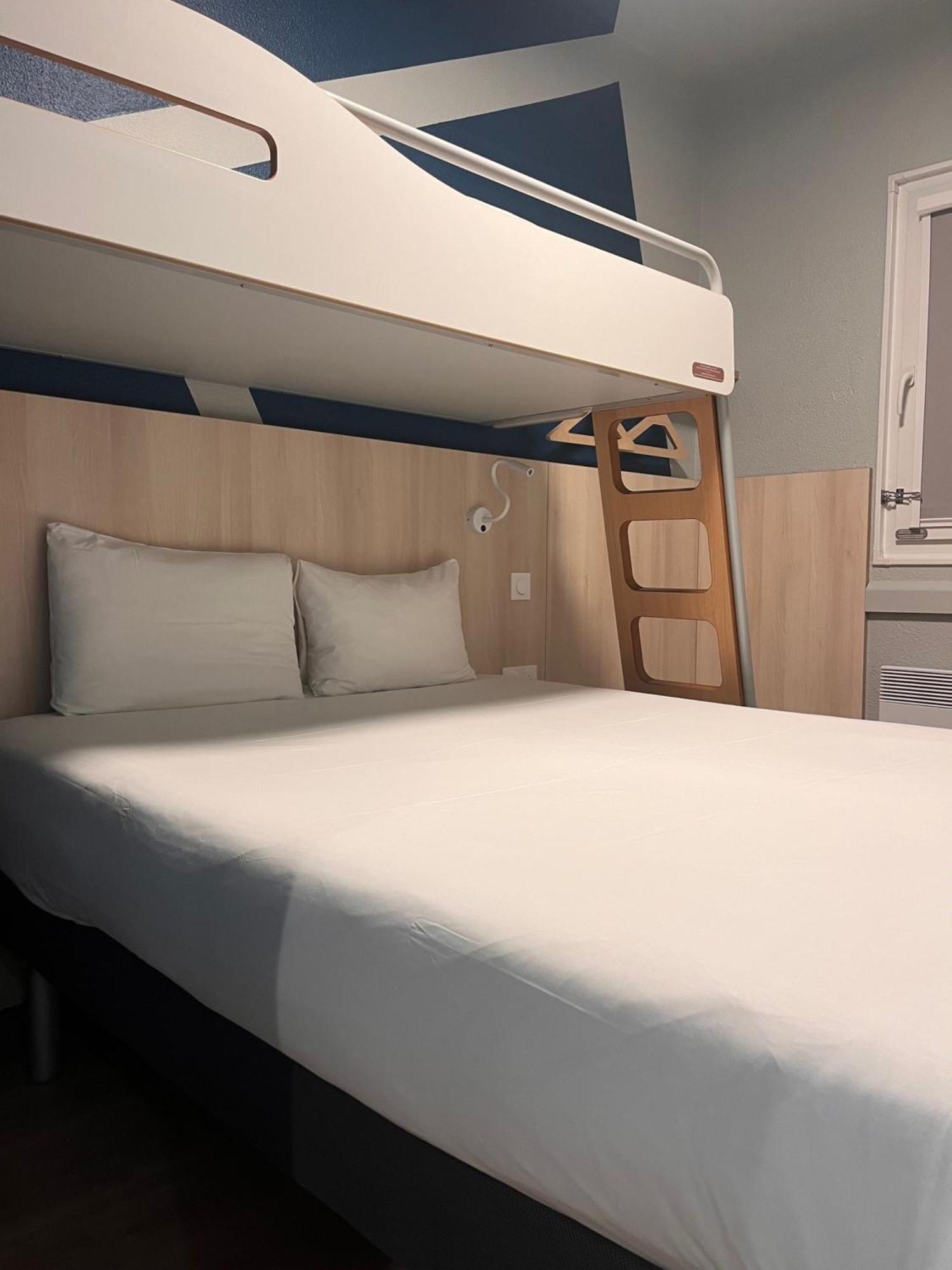 Dreibettzimmer mit 1 Doppelbett und 1 Etagenbett